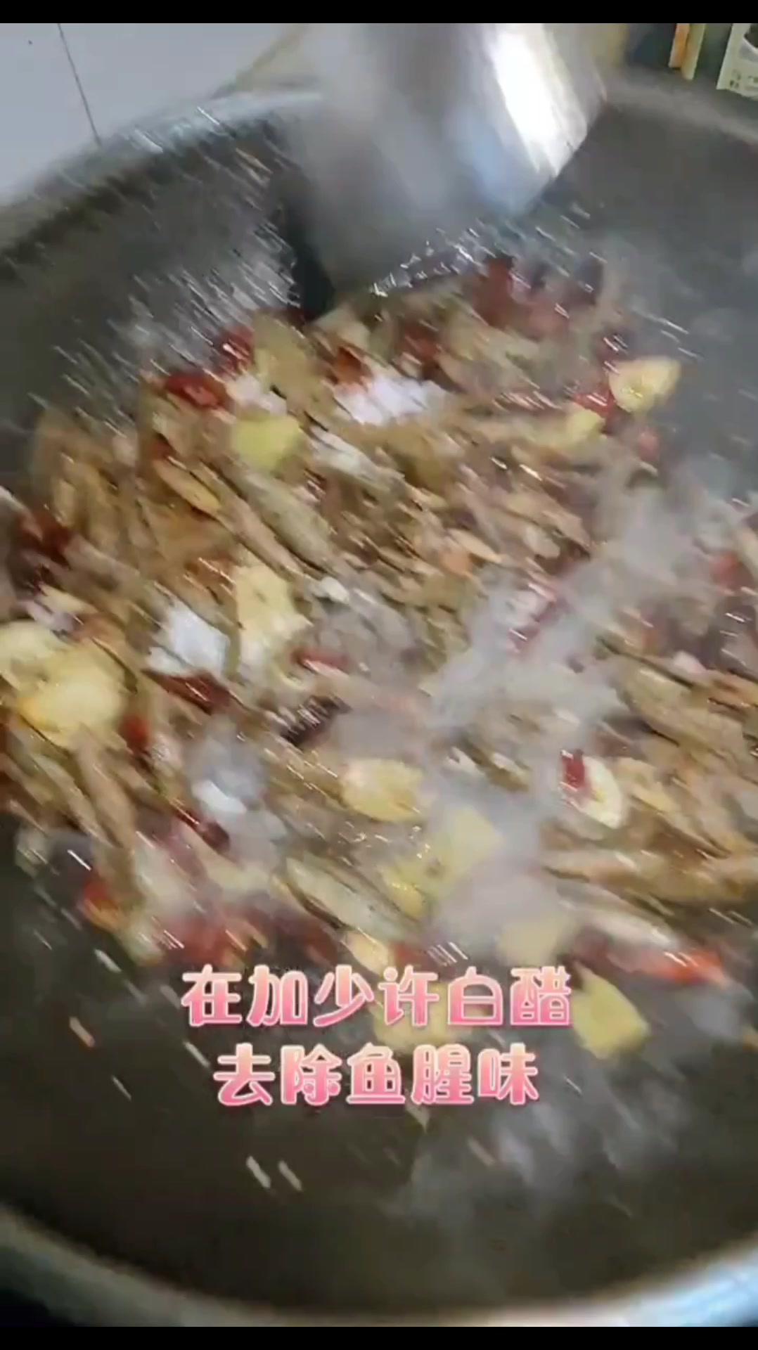 干炸小河鱼的家常做法,外酥里嫩一口一条很带劲