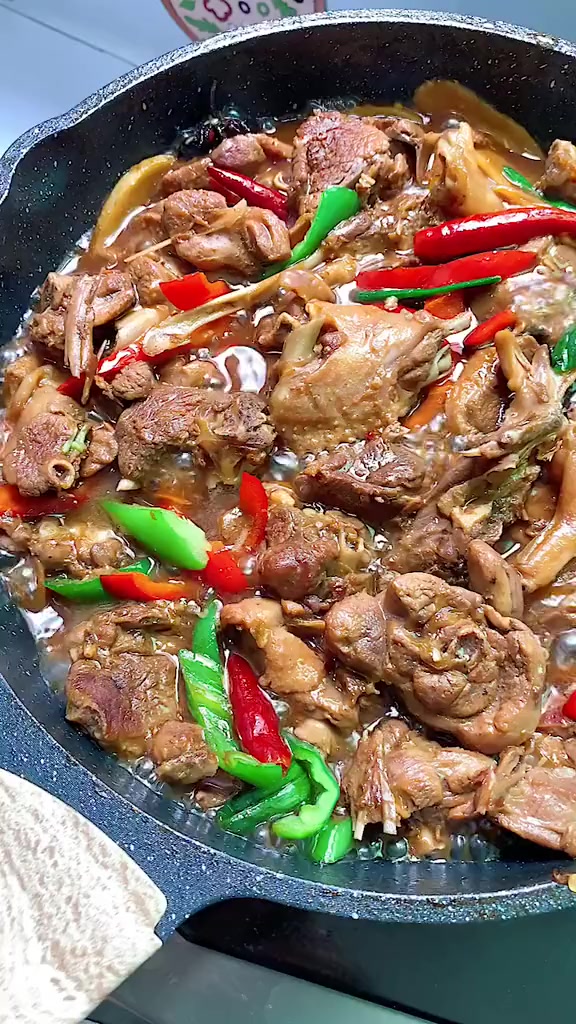 啤酒鸭太美味了,饭还没煲熟,就已经啃了一半