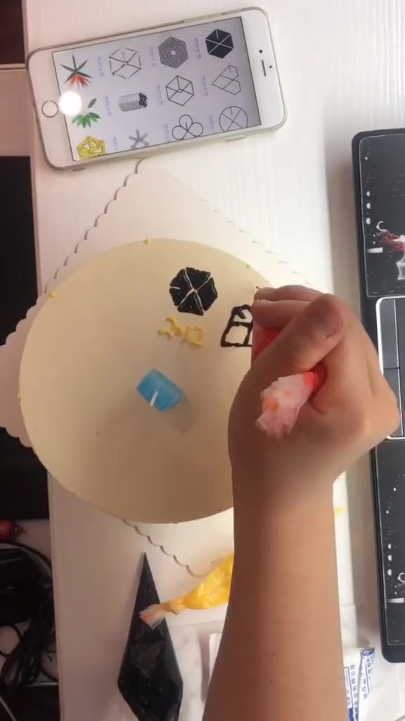 EXO八周年纪念,自画生日蛋糕,不得不佩服爱丽的动手能力!