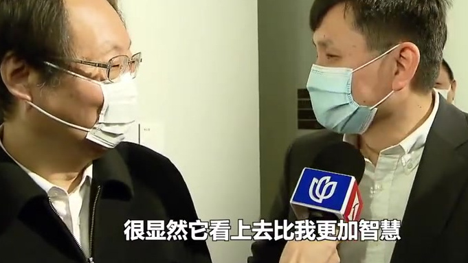 【这个帅哥是谁?张文宏看到自己的肖像画笑了】据看看新闻KNEWS:正在中华艺术宫举行的《召