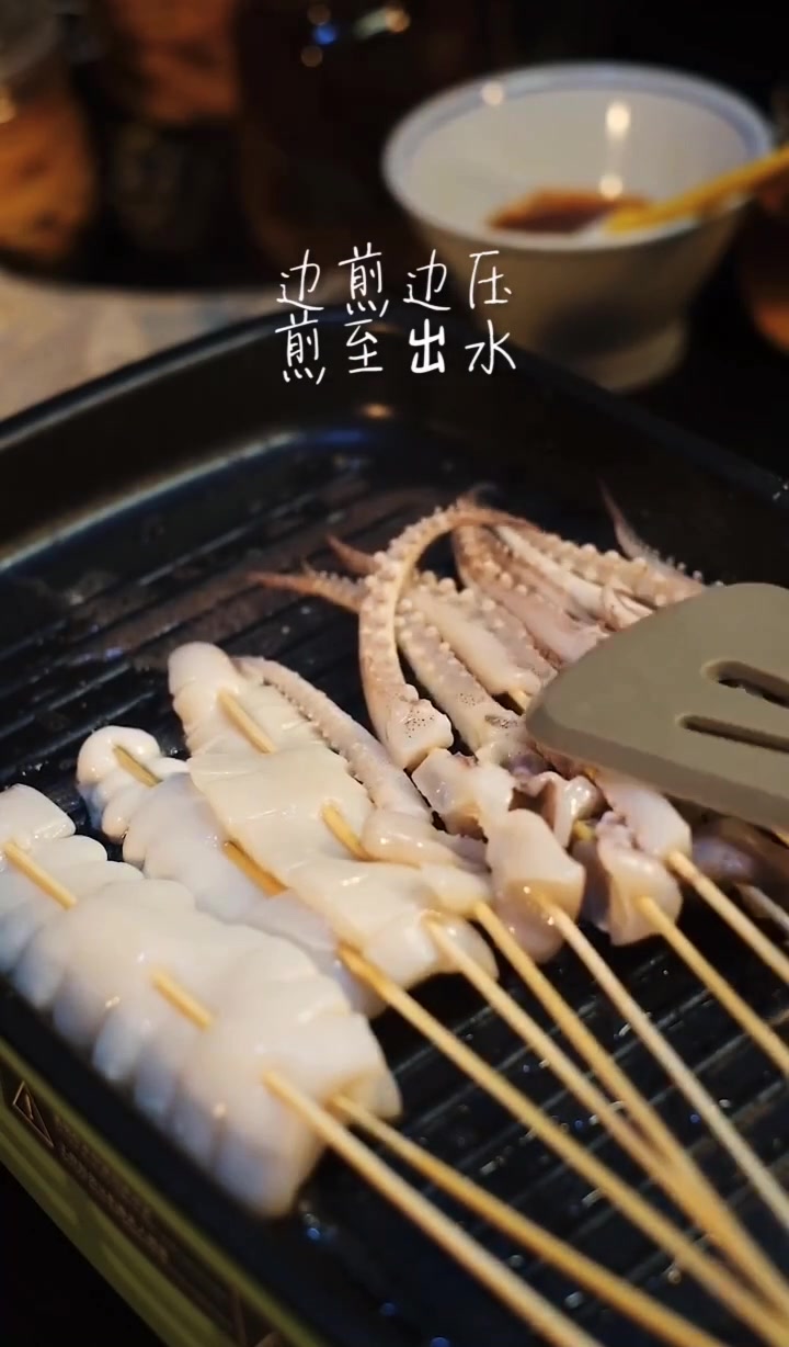 比铁板烧还要好吃的酱烧鱿鱼串!酱汁浓郁,鲜香入味,做法简单