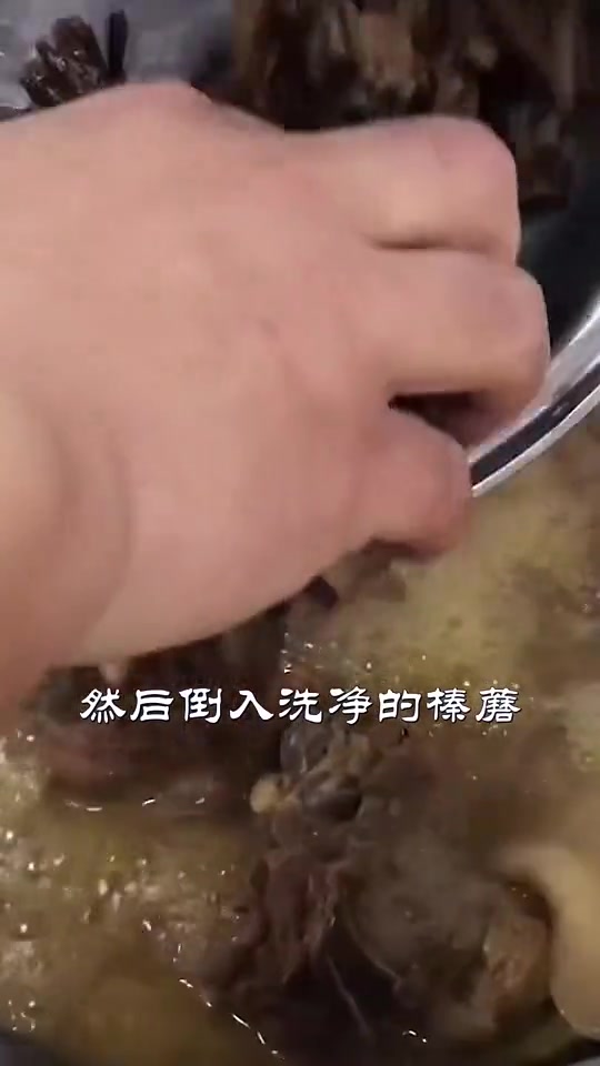 小笨鸡炖榛蘑好吃又好做,鸡肉鲜嫩榛蘑入味,地地道道的东北做法
