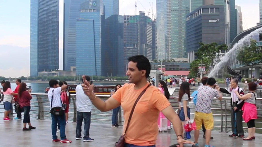 #遇见好风景# 鱼尾狮是一种虚构的鱼身狮头的动物,由新加坡华人林浪新为旅游标志设计的形象,