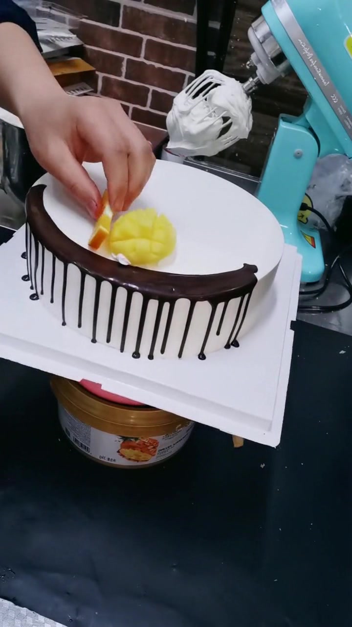 送妈妈的生日蛋糕,水果这样摆,成品颜值特别高!她收到一定喜欢