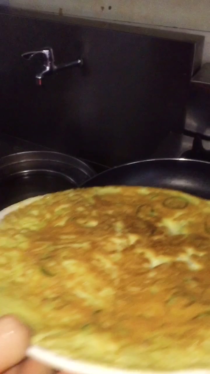 一个8年摄影师转型做厨师,做厨师的第九天,今天做个青椒煎蛋饼