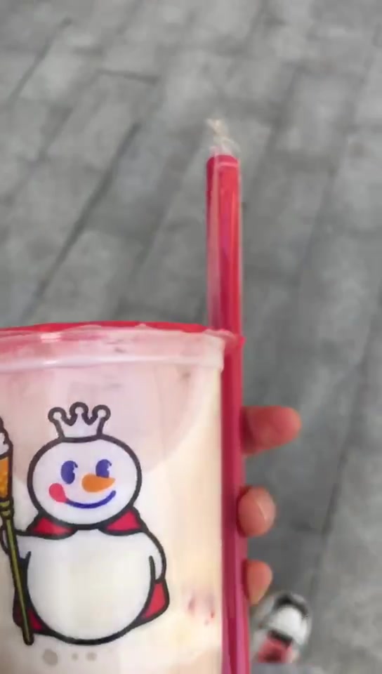 上班期间,小可爱送来的奶昔