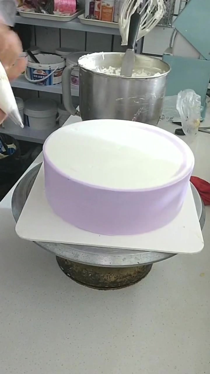 温柔淡紫奶油蛋糕,拉花拉得太美了,这款式不放摆件水果也很好看