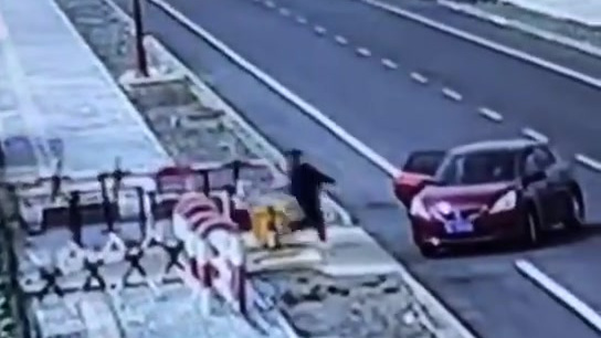 【#乌鲁木齐#超暖一幕】4月7中午,一位“小仙女”将 一个蛋糕放在乌鲁木齐县消防大队门口匆