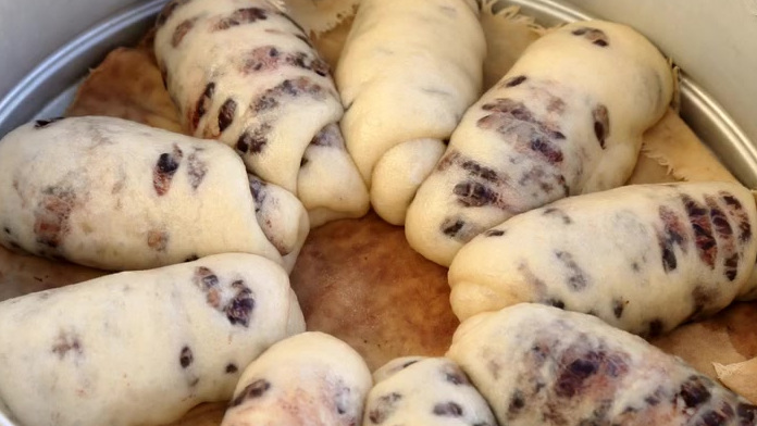 #遇见美好# #遇见好滋味##四月放肆吃# 做红豆卷比做豆沙包子要简单许多,可味道一点不差