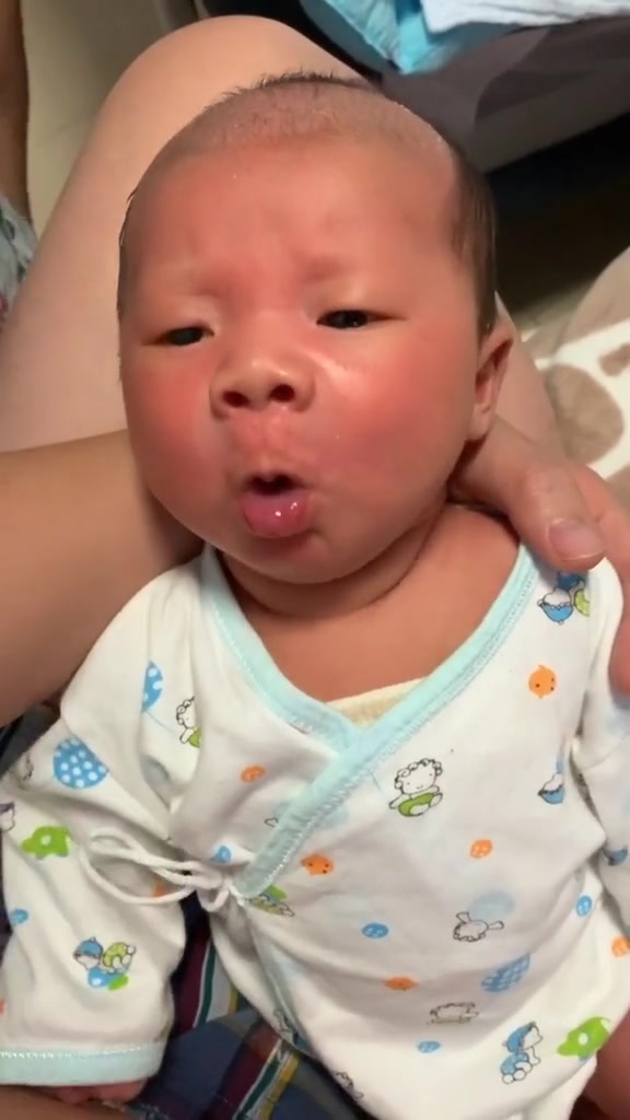 孩子,你这吃奶的表情变化可真快!