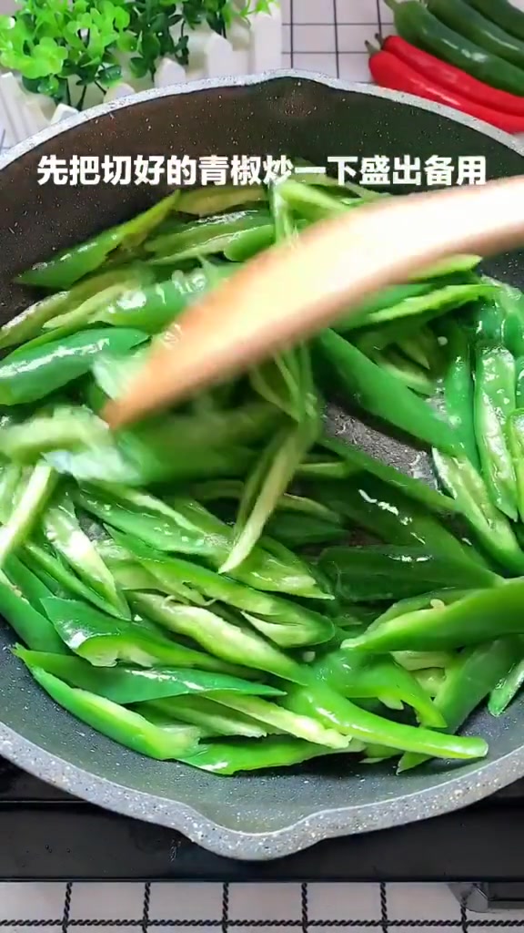 青椒炒五花肉的家常做法,好吃不油腻