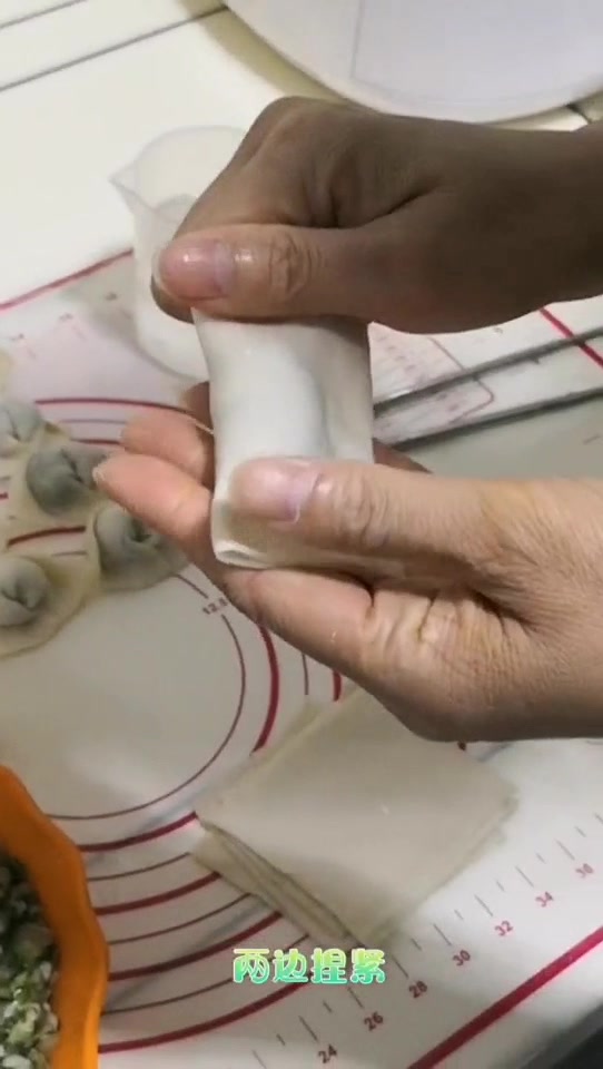 满宝大馅馄饨包法