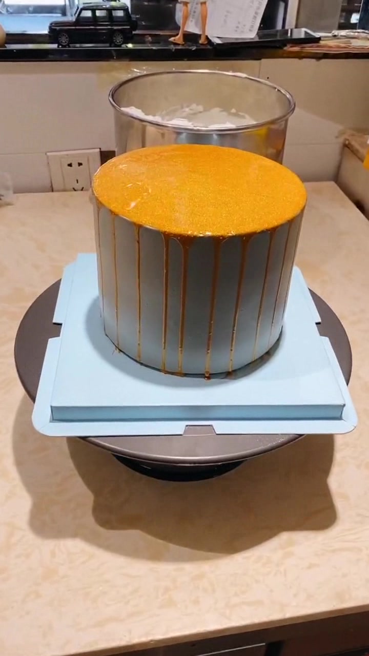 酷酷的男孩子喜欢的生日蛋糕,金和黑搭配得好,成品真的很帅气!