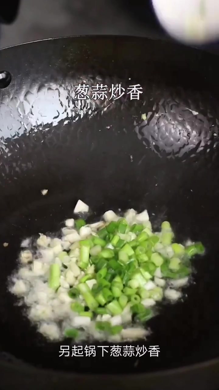青椒炒鸡蛋,加些胡萝卜丝,木耳丝,不仅颜色好看,味道更好