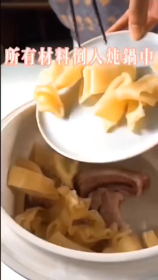 为家人和自己炖一碗花胶羊肚菌排骨汤,补充氨基酸,满满胶原蛋白