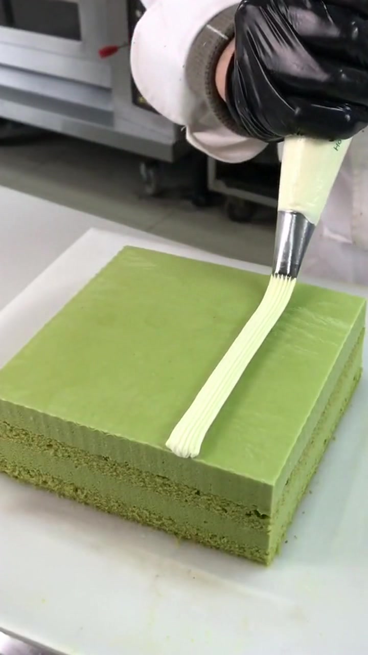 方形抹茶慕斯制作过程,师傅这设计摆放堪称经典,显得十分有档次