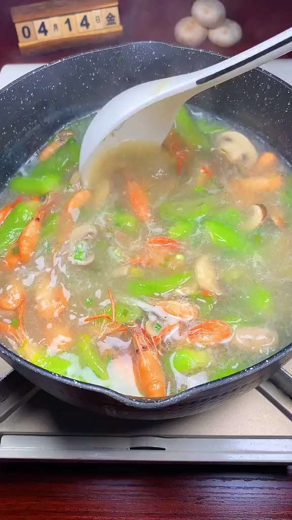 丝瓜配鲜虾做出来的汤,保你喝两碗