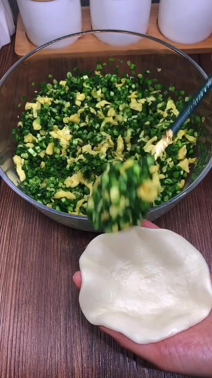 韭菜鸡蛋味的馅饼,皮薄馅大真好吃,放在电饼铛里慢慢煎就行