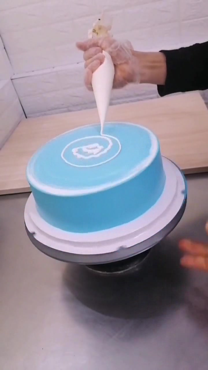 蓝色白奶油淋面蛋糕,简单清爽又好看啊,这样的款式如今很常见了