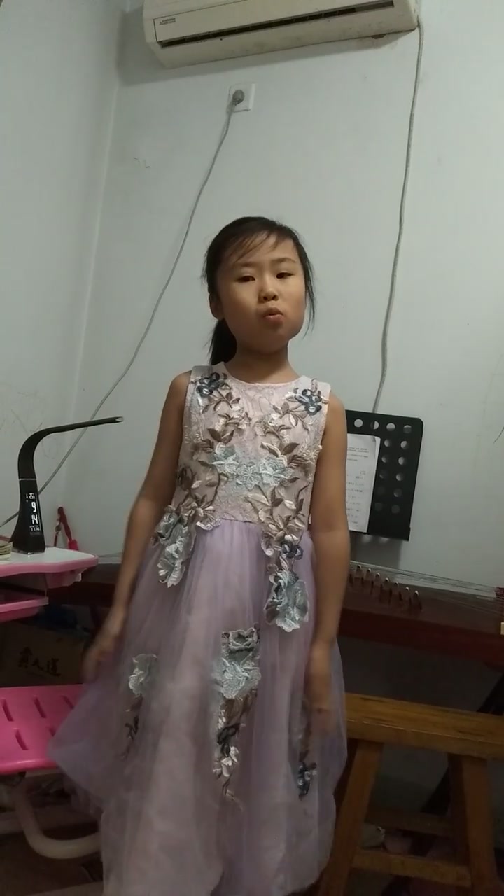 小鸭帮助小鸡过河