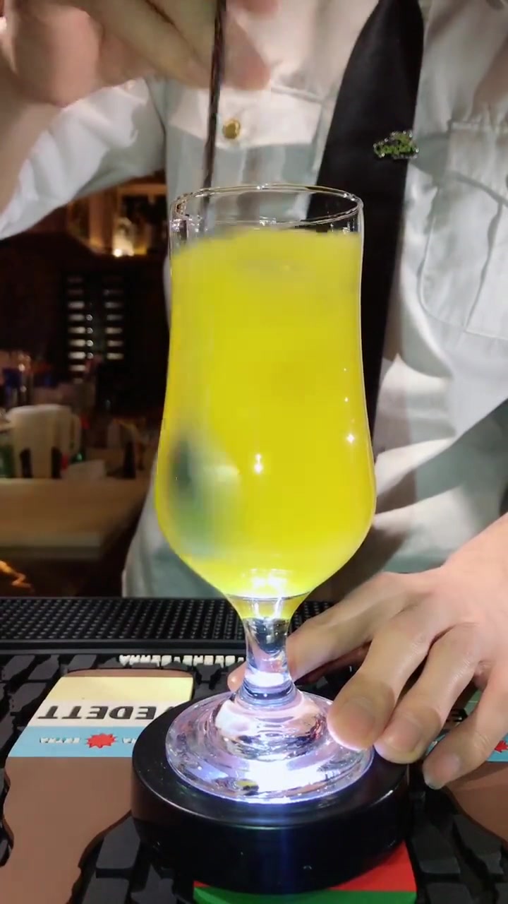 一款操作简单的经典鸡尾酒:龙舌兰日出(又称特基拉日)!
