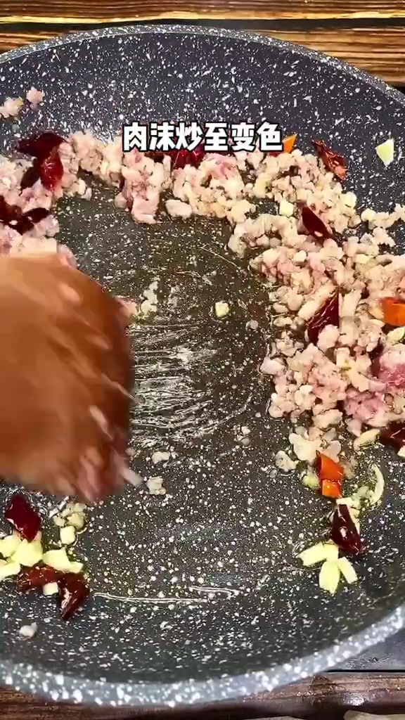 青笋炒肉沫,好吃 简单 易学。正宗的米饭杀手