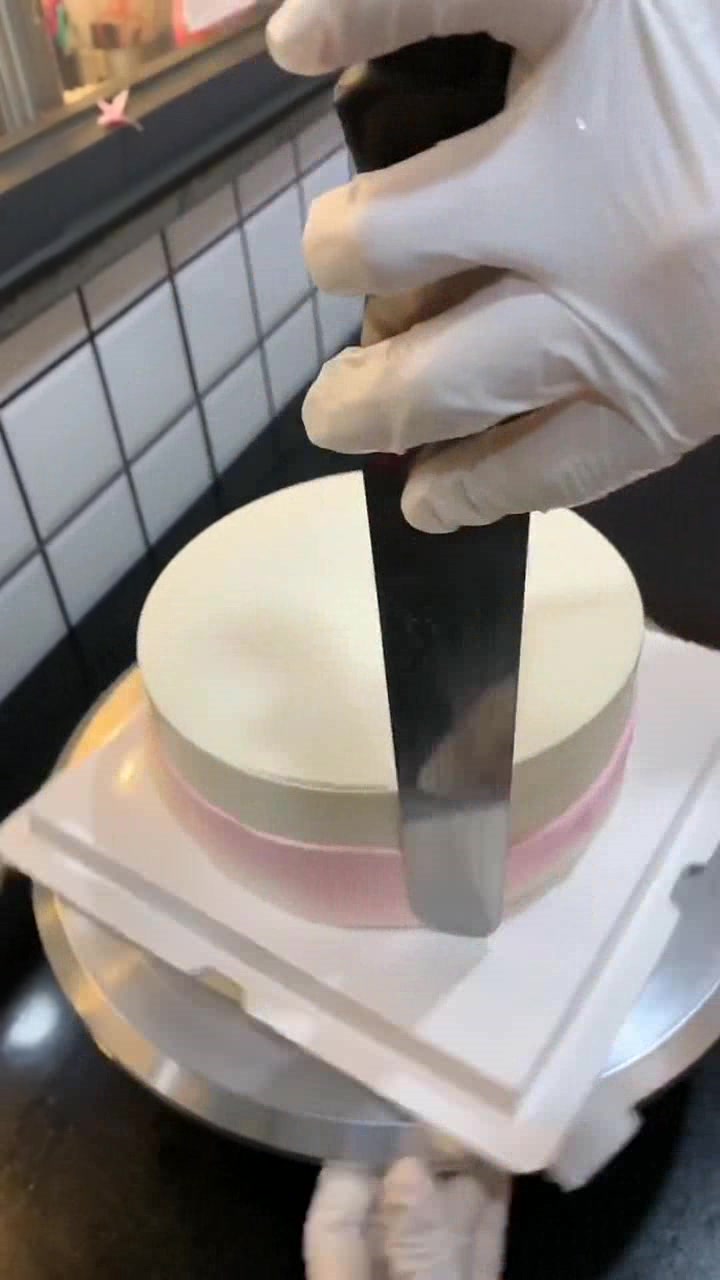 粉白色小天鹅奶油蛋糕,软萌小女孩过生日,送这款蛋糕准没错啦!