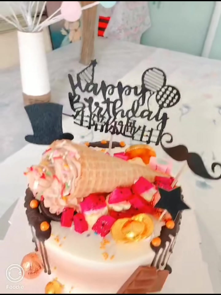 男神生日蛋糕,妻子为丈夫祝福:生日快乐