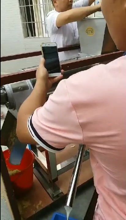 蔬菜榨汁机视频-螺旋压榨机迈丁哥