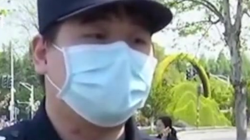 【偷吃外卖怕被责骂熊孩子高空抛垃圾 邻居家车被砸3次】3月中下旬至4月初期间,南京的沈先生