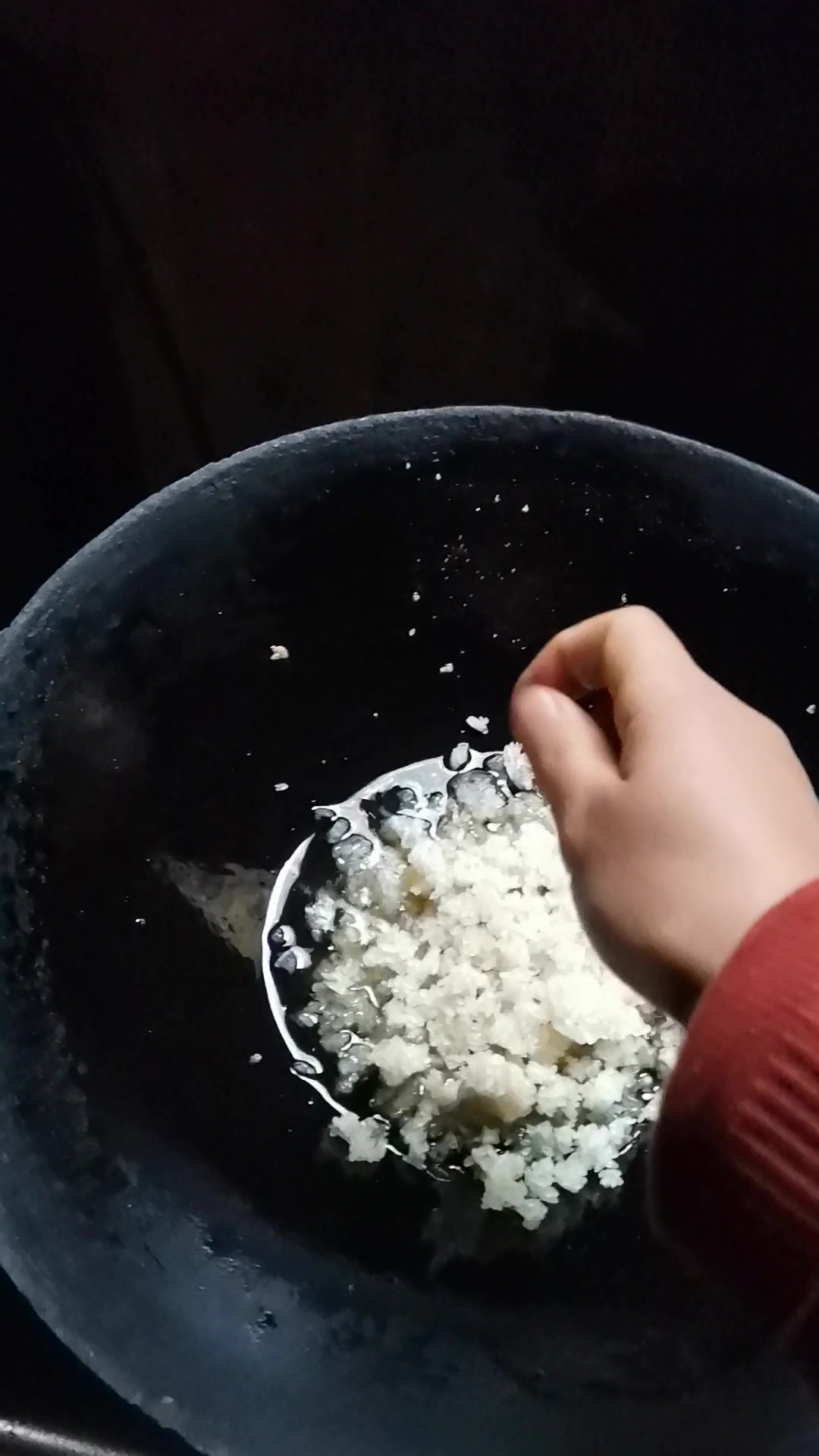 生活哑剧啊:自制家庭炒米,炸至金黄,小孩都馋哭了