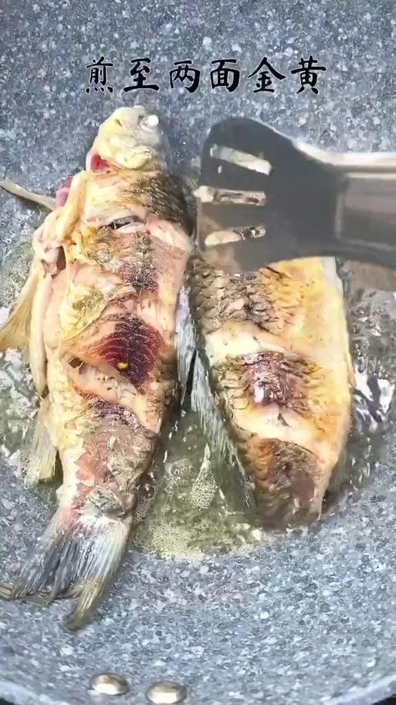 你肯定不信让鲫鱼汤奶白的秘诀就是两个荷包蛋