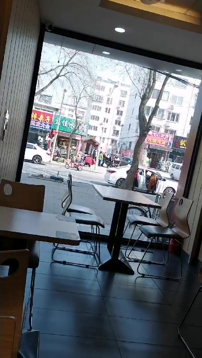 一个人的炸鸡店,看看装修的风格。