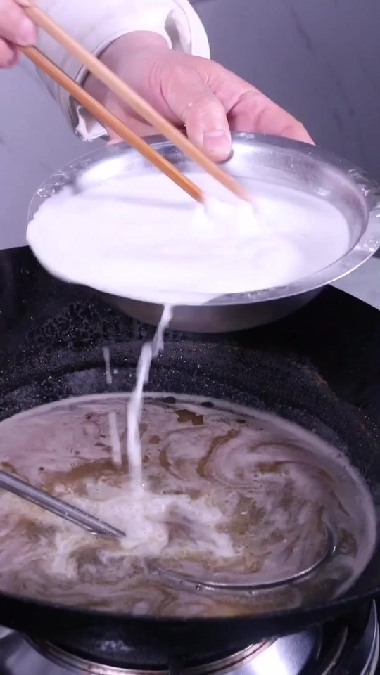 驴肉焖子香滑可口,滑而不腻,制作方法简单,小孩大人都爱吃!