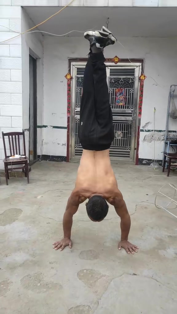 这大兄弟可以啊!这肌肉这功夫了得啊!
