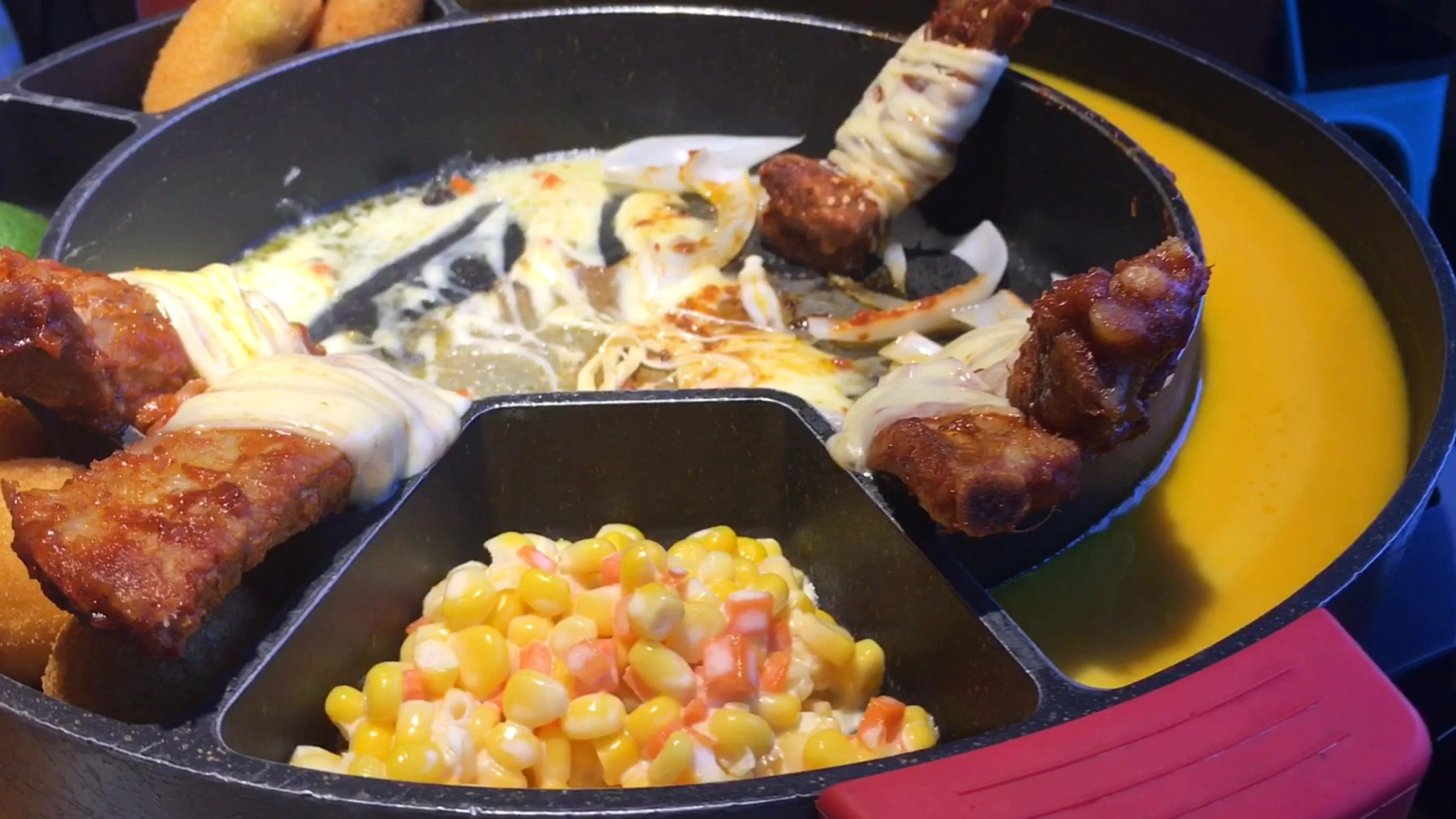 #云游全世界# 在国外有一种芝士很好吃,但是回到了中国以后,我们来看看中国式的芝士排骨是如