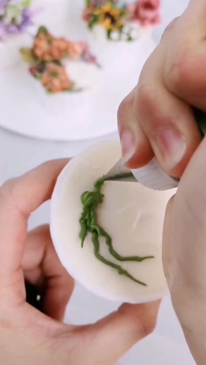 裱花成品太难看?别人做的蛋糕总那么美?来吧老师傅示范给你看!