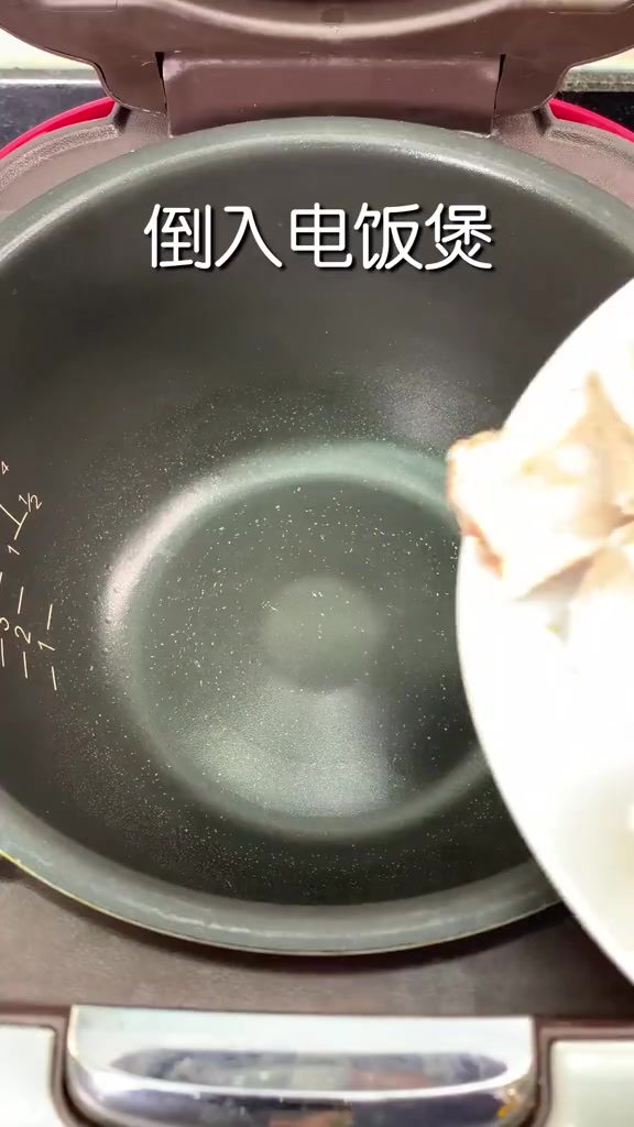 教你们一个懒人版电饭煲排骨炖土豆,做起来真的超简单!