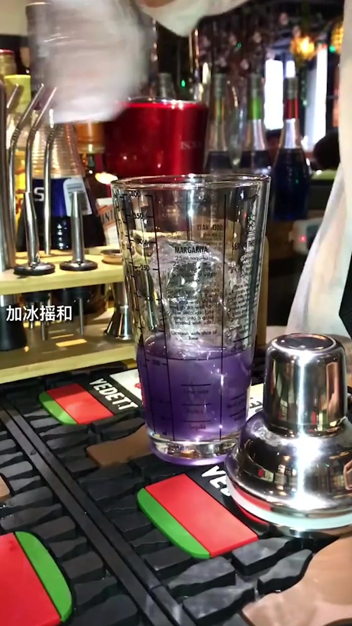 紫罗兰菲兹酒:花香浓郁,口感清爽,酒精度很低!