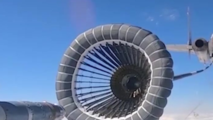 #军事#【罕见高清画面:歼-15空中伙伴加油画面】近日,海军舰载航空兵某部连续多天组织歼-