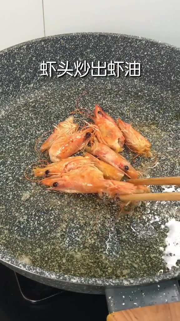 虾仁炒饭在家里就能做,比饭店干净又好吃!