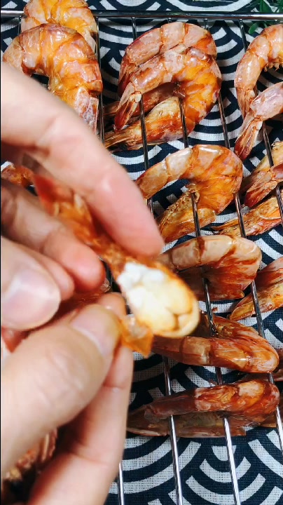 非常简单的小零食香烤虾干