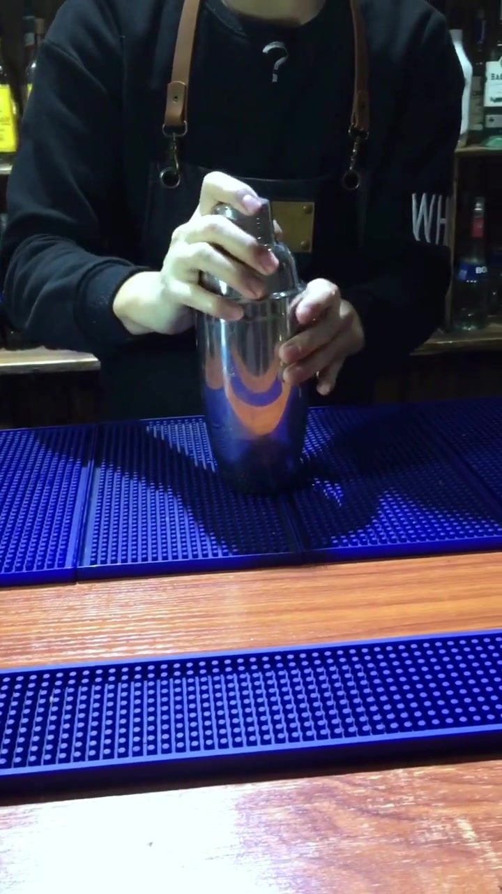 调酒师自创鸡尾酒,金酒和伏特加的完美融合,再加入玫瑰糖浆