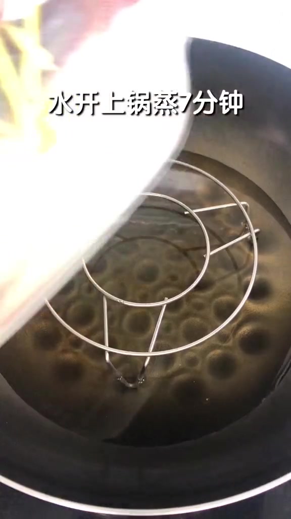 这才是清蒸鲈鱼的正确做法,步骤清晰详细,肉质鲜嫩,太好吃了
