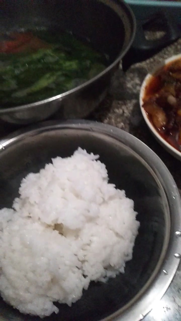 香菇炒回锅肉加莴笋叶汤,荤素搭配,肠胃不累!