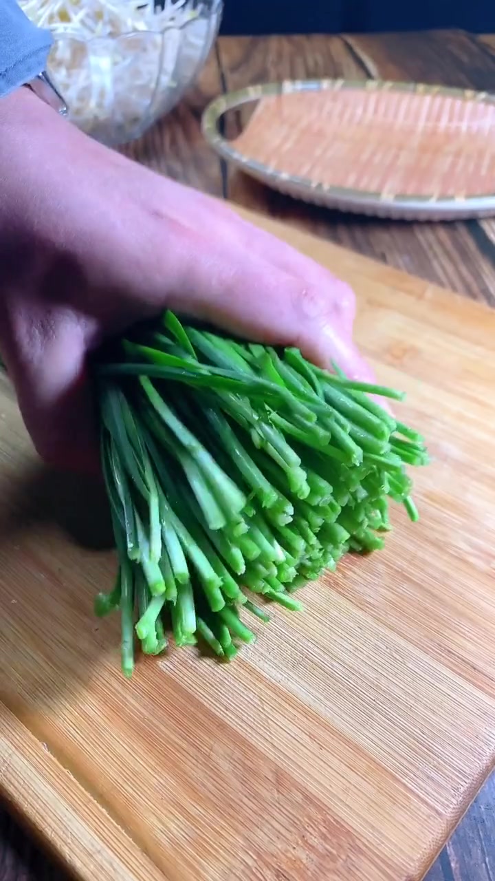 韭菜炒豆芽 ,油脂少,很适合减肥的宝宝们吃呦!