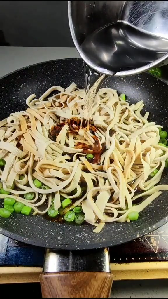 家常菜素炒豆腐皮 ,美味又好吃!快来学做吧!