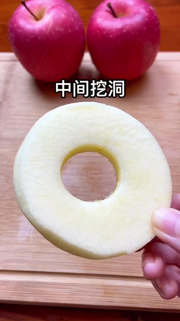 大开眼界的苹果甜甜圈,面包糠油炸真香!隔壁小孩馋得慌!