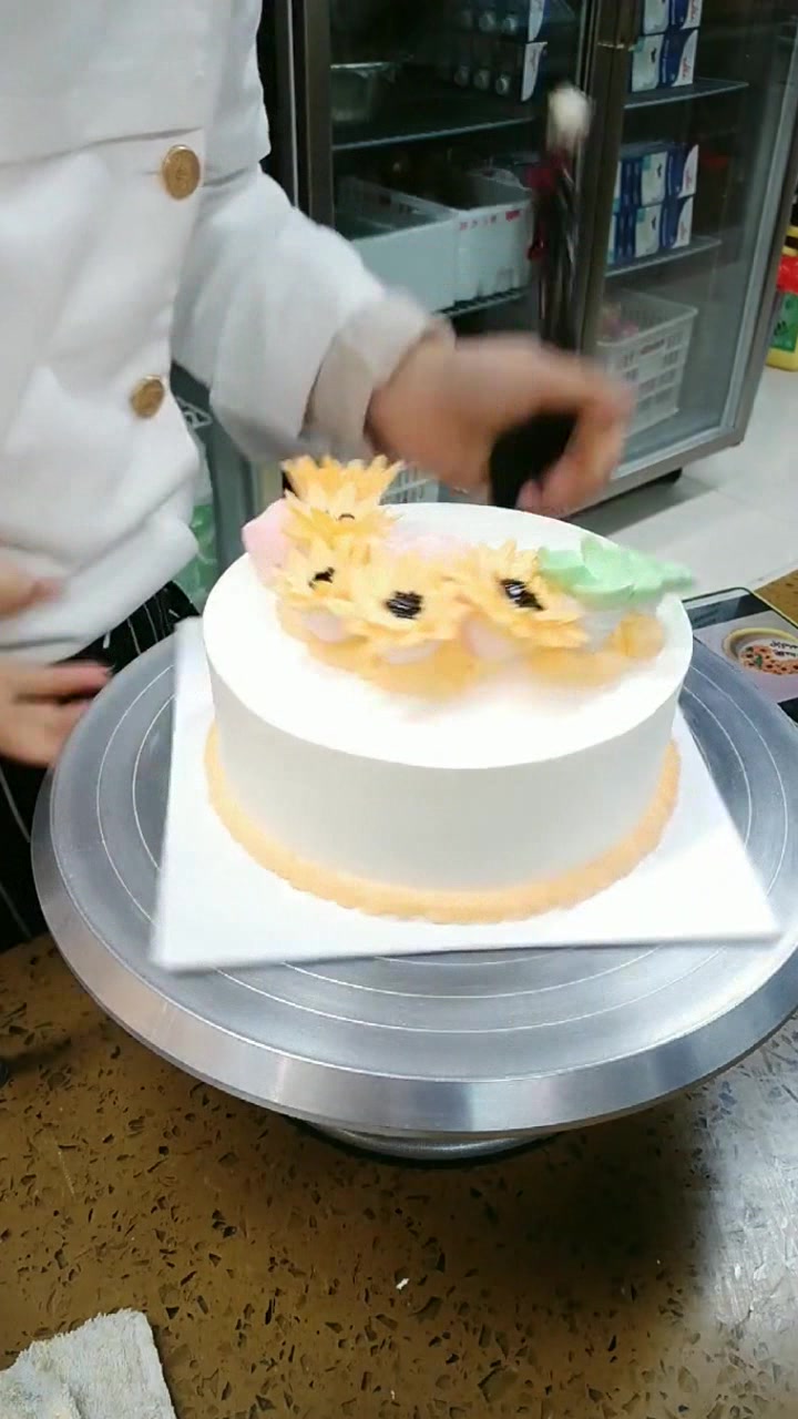 淡黄色奶油花朵生日蛋糕,有人喜欢这种款吗?朋友说有些过时了哎