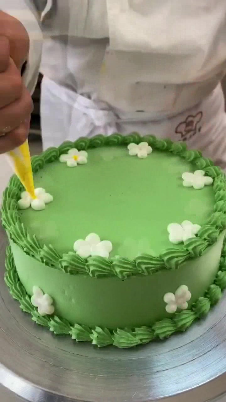 森林系,抹茶小白花奶油蛋糕,这种款式的蛋糕随便做做就很漂亮!